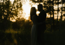 Jak wybrać właściwego fotografa ślubnego – 3 rzeczy, o których musisz pamiętać Artystyczna fotografia ślubna