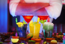 Barman na weselu – czy warto wynająć drink bar? Barman na weselu